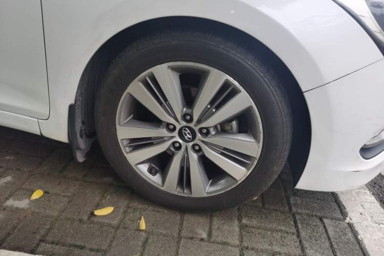 Used Hyundai Mistra 2014 1.8L Automatic Deluxe DLX Model Right Front Wheel Hub