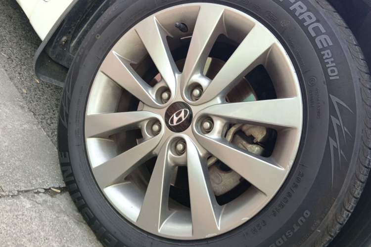 Used Hyundai Mistra 2014 1.8L Automatic Smart GLS Right Front Wheel Hub