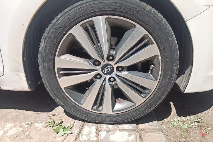 Used Hyundai Mistra 2014 1.8L Automatic Deluxe DLX Model Right Front Wheel Hub