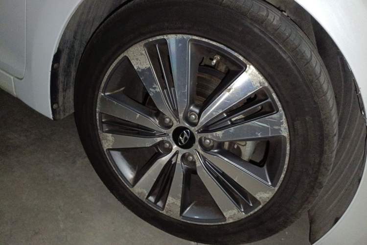Used Hyundai Mistra 2014 1.8L Automatic Deluxe DLX Model Right Front Wheel Hub