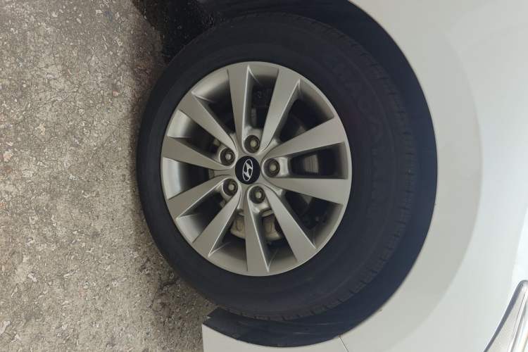 Used Hyundai Mistra 2014 1.8L Automatic Smart GLS Right Front Wheel Hub