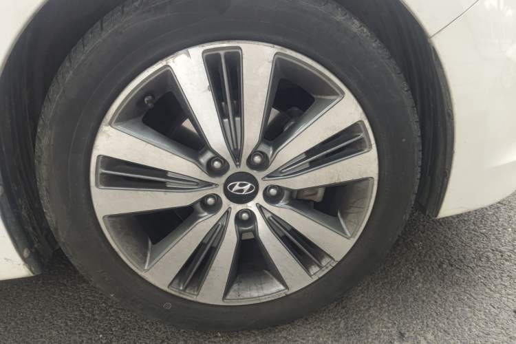 Used Hyundai Mistra 2014 1.8L Automatic Deluxe DLX Model Right Front Wheel Hub