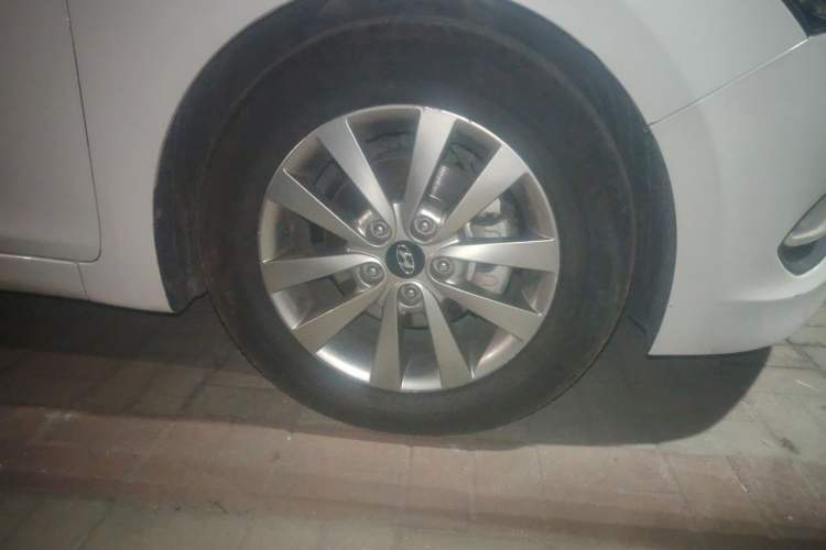 Used Hyundai Mistra 2014 1.8L Automatic Smart GLS Right Front Wheel Hub