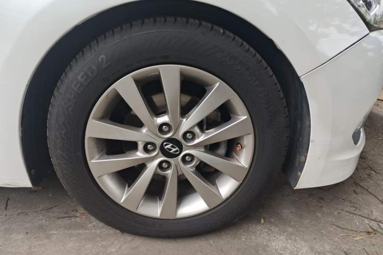 Used Hyundai Mistra 2014 1.8L Automatic Smart GLS Right Front Wheel Hub
