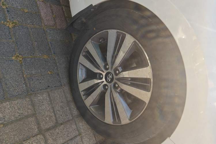Used Hyundai Mistra 2014 1.8L Automatic Deluxe DLX Model Right Front Wheel Hub