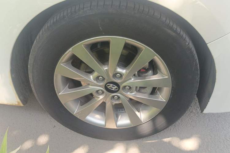Used Hyundai Mistra 2014 1.8L Automatic Smart GLS Right Front Wheel Hub