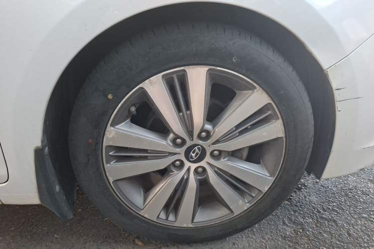Used Hyundai Mistra 2014 1.8L Automatic Deluxe DLX Model Right Front Wheel Hub