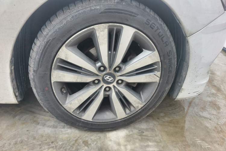 Used Hyundai Mistra 2014 1.8L Automatic Deluxe DLX Model Right Front Wheel Hub