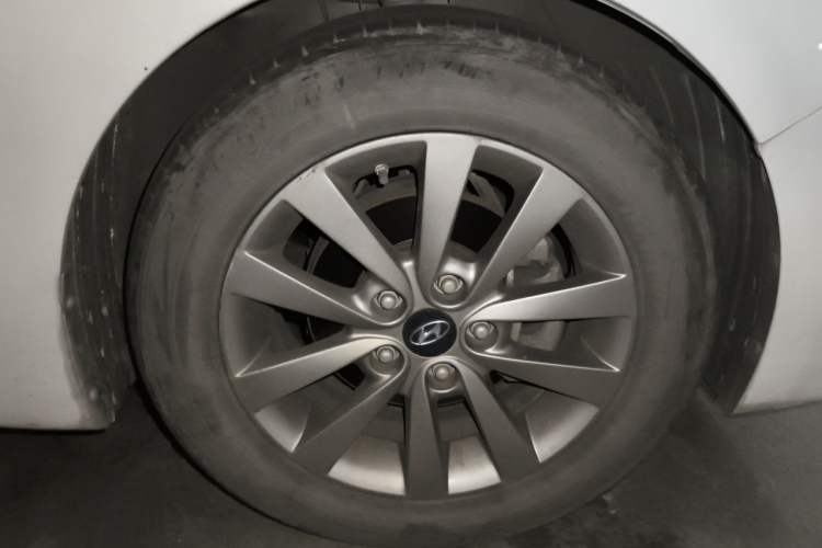 Used Hyundai Mistra 2014 1.8L Automatic Smart GLS Right Front Wheel Hub