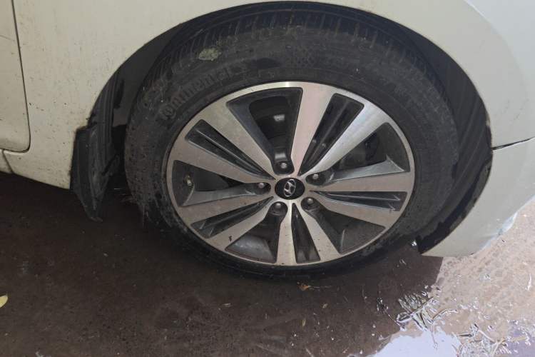 Used Hyundai Mistra 2014 1.8L Automatic Deluxe DLX Model Right Front Wheel Hub