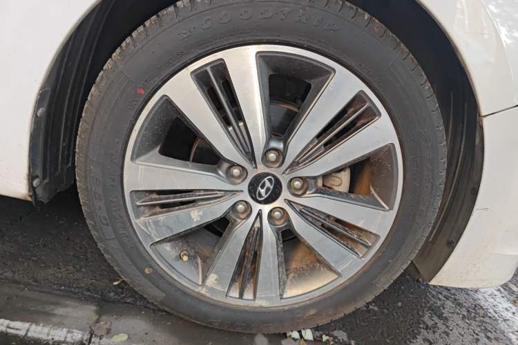 Used Hyundai Mistra 2014 1.8L Automatic Deluxe DLX Model Right Front Wheel Hub