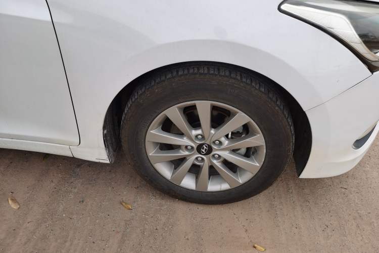 Used Hyundai Mistra 2014 1.8L Automatic Smart GLS Right Front Wheel Hub