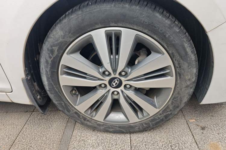 Used Hyundai Mistra 2014 1.8L Automatic Deluxe DLX Model Right Front Wheel Hub