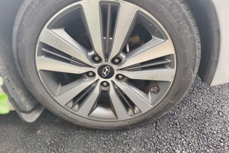 Used Hyundai Mistra 2014 1.8L Automatic Deluxe DLX Model Right Front Wheel Hub