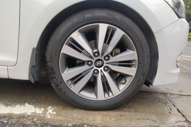 Used Hyundai Mistra 2014 1.8L Automatic Deluxe DLX Model Right Front Wheel Hub
