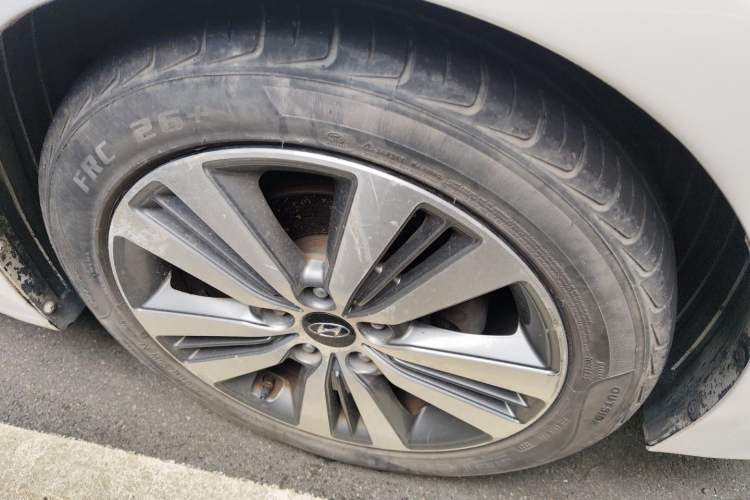 Used Hyundai Mistra 2014 1.8L Automatic Deluxe DLX Model Right Front Wheel Hub
