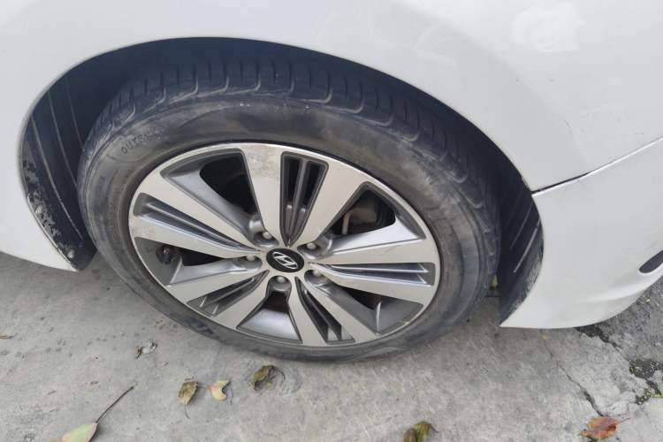 Used Hyundai Mistra 2014 1.8L Automatic Deluxe DLX Model Right Front Wheel Hub