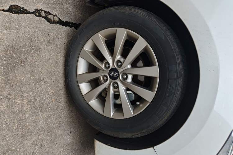 Used Hyundai Mistra 2014 1.8L Manual Comfort GL Model Right Front Wheel Hub