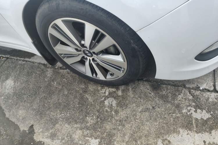 Used Hyundai Mistra 2014 1.8L Automatic Deluxe DLX Model Right Front Wheel Hub