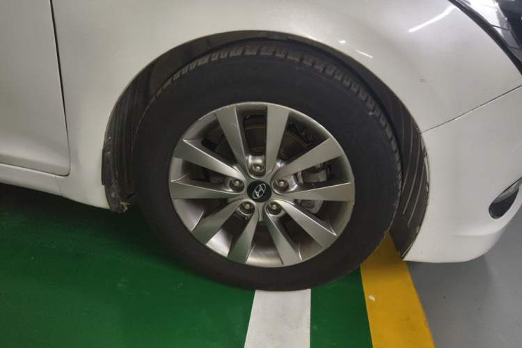 Used Hyundai Mistra 2014 1.8L Automatic Smart GLS Right Front Wheel Hub