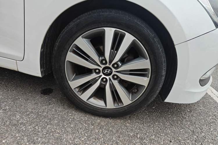 Used Hyundai Mistra 2014 1.8L Automatic Deluxe DLX Model Right Front Wheel Hub
