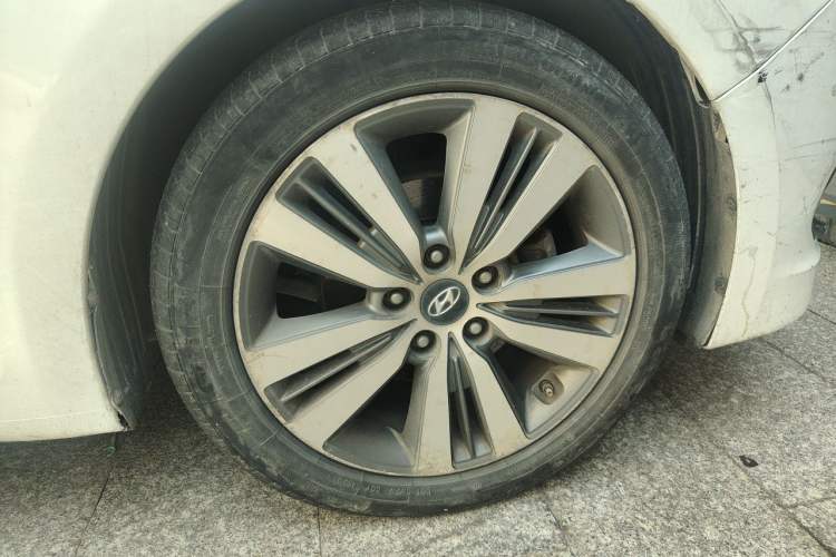 Used Hyundai Mistra 2014 1.8L Automatic Deluxe DLX Model Right Front Wheel Hub