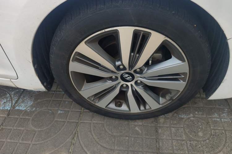 Used Hyundai Mistra 2014 1.8L Automatic Deluxe DLX Model Right Front Wheel Hub