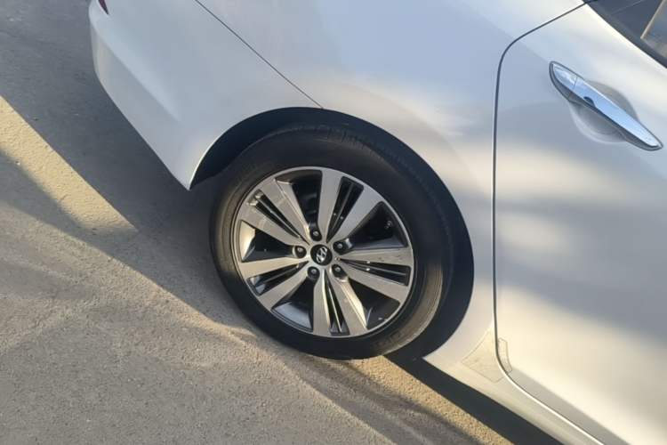 Used Hyundai Mistra 2014 1.8L Automatic Deluxe DLX Model Right Rear Wheel Hub