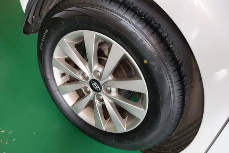Used Hyundai Mistra 2014 1.8L Automatic Smart GLS Right Rear Wheel Hub