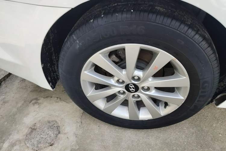 Used Hyundai Mistra 2014 1.8L Automatic Smart GLS Right Rear Wheel Hub