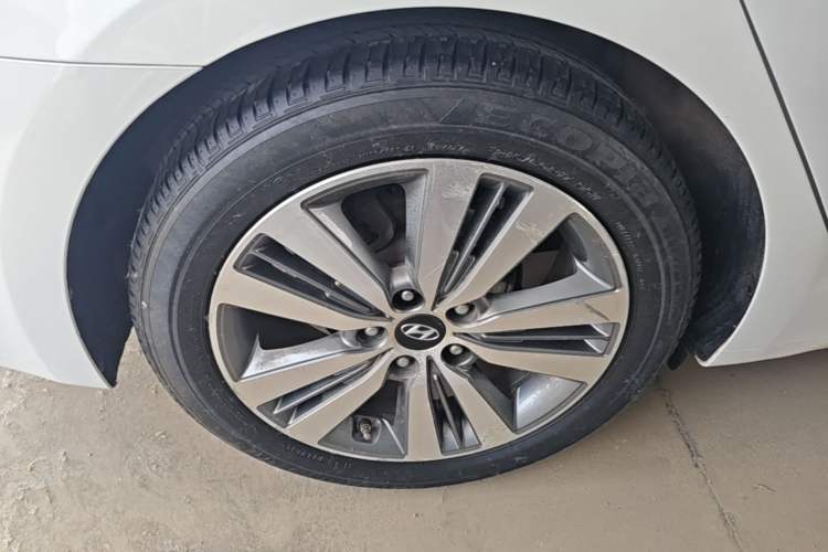 Used Hyundai Mistra 2014 1.8L Automatic Deluxe DLX Model Right Rear Wheel Hub