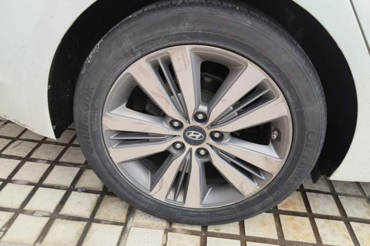 Used Hyundai Mistra 2014 1.8L Automatic Deluxe DLX Model Right Rear Wheel Hub