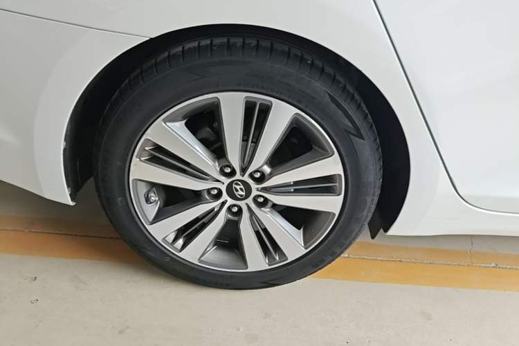 Used Hyundai Mistra 2014 1.8L Automatic Deluxe DLX Model Right Rear Wheel Hub