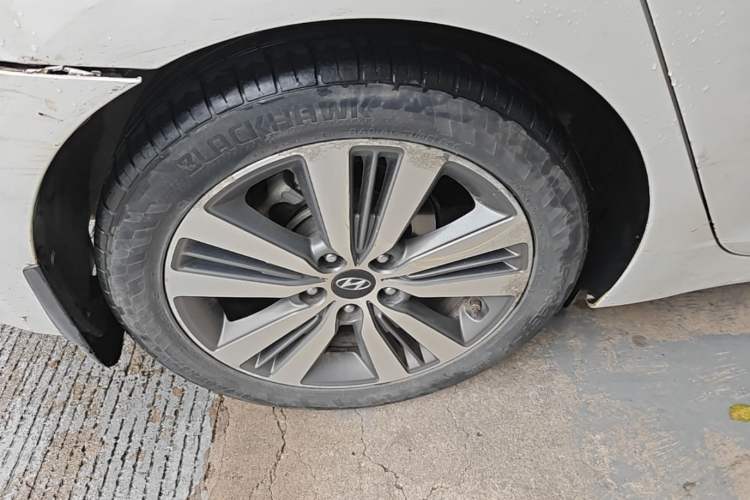 Used Hyundai Mistra 2014 1.8L Automatic Deluxe DLX Model Right Rear Wheel Hub