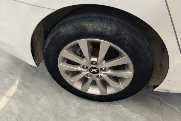 Used Hyundai Mistra 2014 1.8L Manual Comfort GL Model Right Rear Wheel Hub