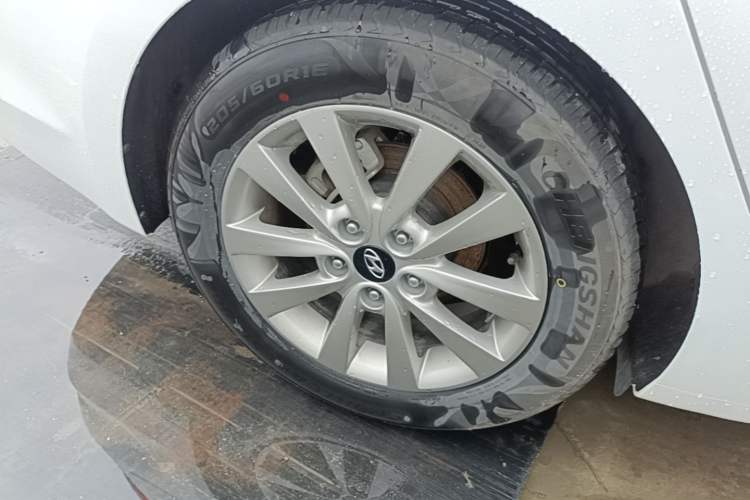 Used Hyundai Mistra 2014 1.8L Automatic Smart GLS Right Rear Wheel Hub