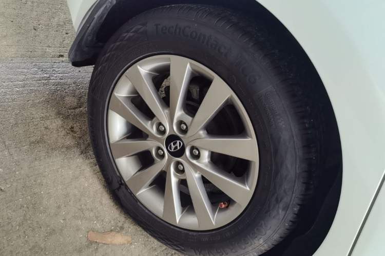 Used Hyundai Mistra 2014 1.8L Automatic Smart GLS Right Rear Wheel Hub