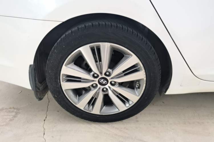 Used Hyundai Mistra 2014 1.8L Automatic Deluxe DLX Model Right Rear Wheel Hub