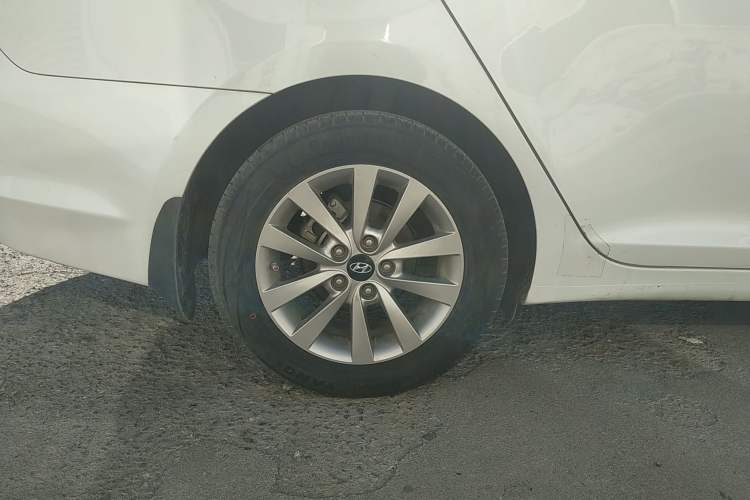 Used Hyundai Mistra 2014 1.8L Manual Comfort GL Model Right Rear Wheel Hub
