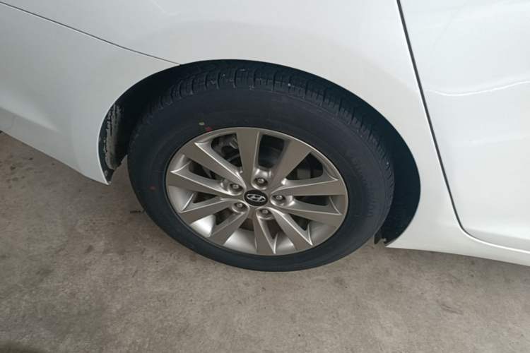 Used Hyundai Mistra 2014 1.8L Automatic Smart GLS Right Rear Wheel Hub