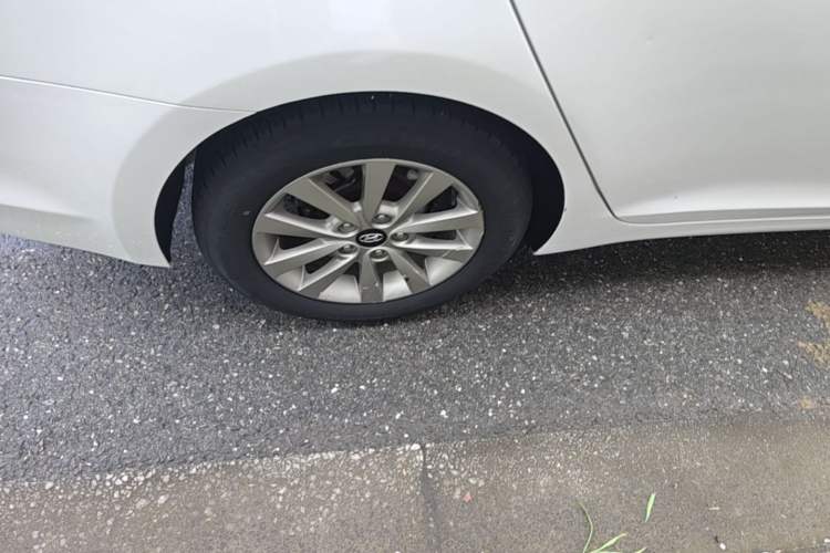 Used Hyundai Mistra 2014 1.8L Automatic Smart GLS Right Rear Wheel Hub