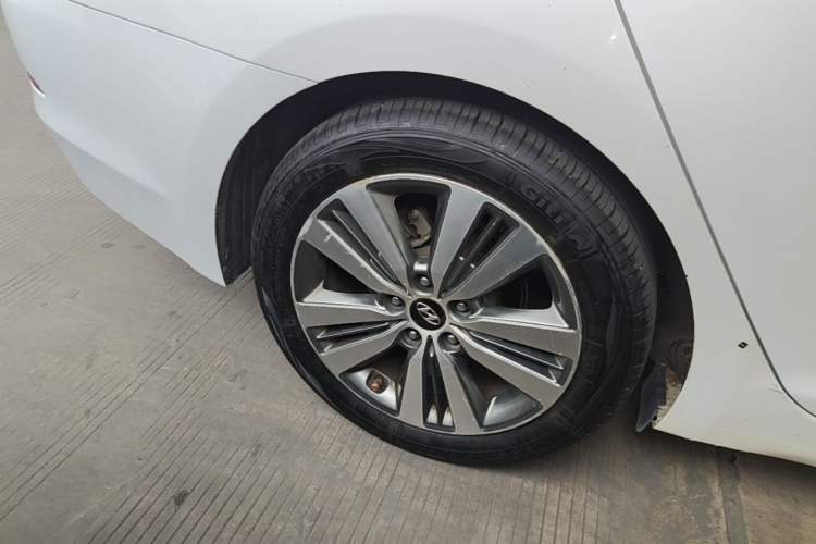 Used Hyundai Mistra 2014 1.8L Automatic Deluxe DLX Model Right Rear Wheel Hub