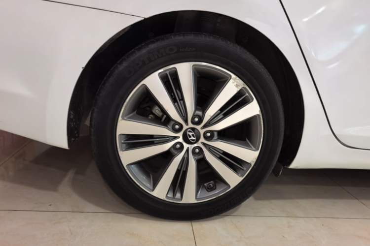 Used Hyundai Mistra 2014 1.8L Automatic Deluxe DLX Model Right Rear Wheel Hub