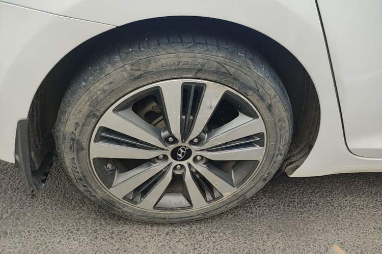 Used Hyundai Mistra 2014 1.8L Automatic Deluxe DLX Model Right Rear Wheel Hub