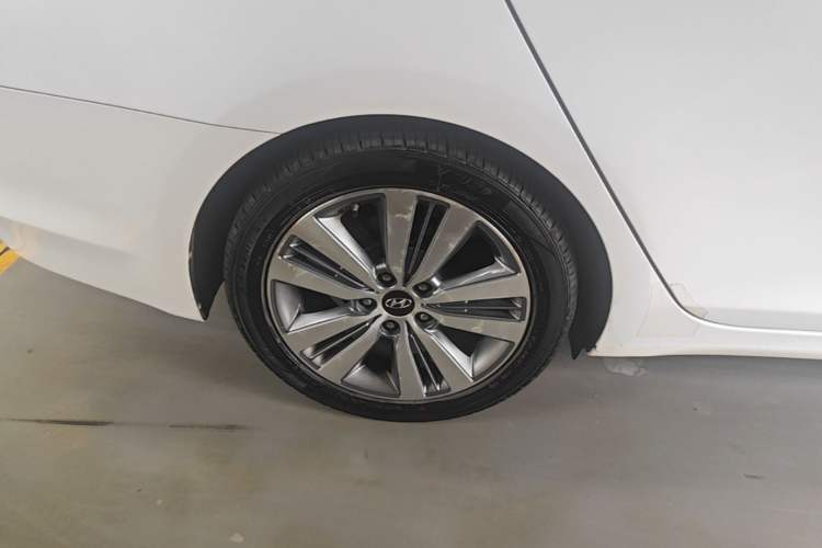 Used Hyundai Mistra 2014 1.8L Automatic Deluxe DLX Model Right Rear Wheel Hub