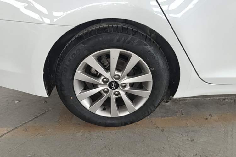 Used Hyundai Mistra 2014 1.8L Automatic Smart GLS Right Rear Wheel Hub
