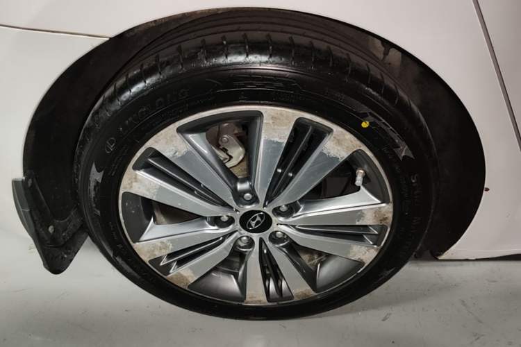 Used Hyundai Mistra 2014 1.8L Automatic Deluxe DLX Model Right Rear Wheel Hub