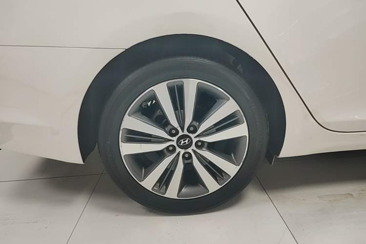 Used Hyundai Mistra 2014 1.8L Automatic Deluxe DLX Model Right Rear Wheel Hub