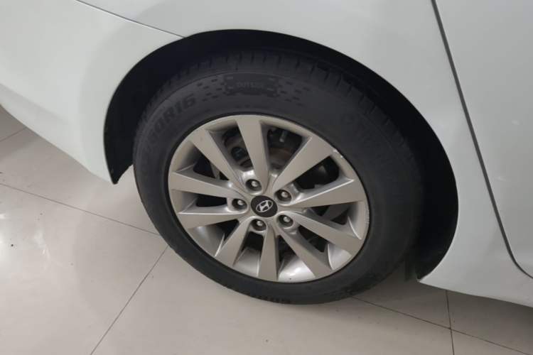 Used Hyundai Mistra 2014 1.8L Automatic Smart GLS Right Rear Wheel Hub