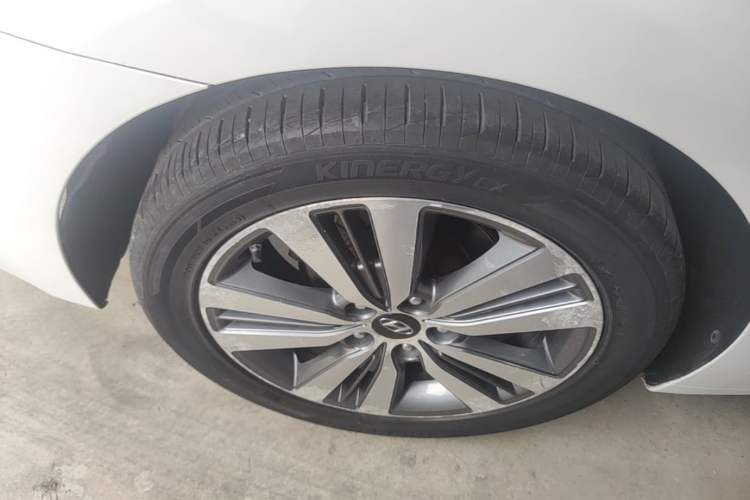 Used Hyundai Mistra 2014 1.8L Automatic Deluxe DLX Model Right Rear Wheel Hub